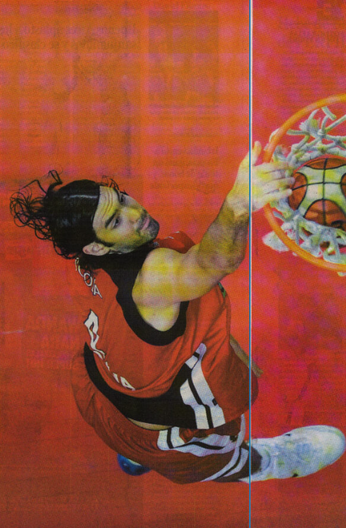 Jugador de baloncesto haciendo un mate